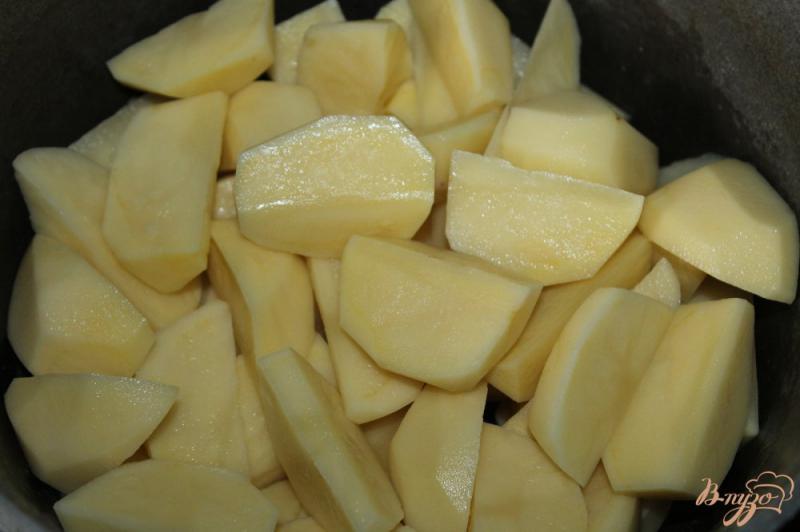 Фото приготовление рецепта: Отварной картофель дольками с овощами и чесночным соусом шаг №2