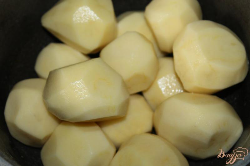 Фото приготовление рецепта: Отварной картофель дольками с овощами и чесночным соусом шаг №1
