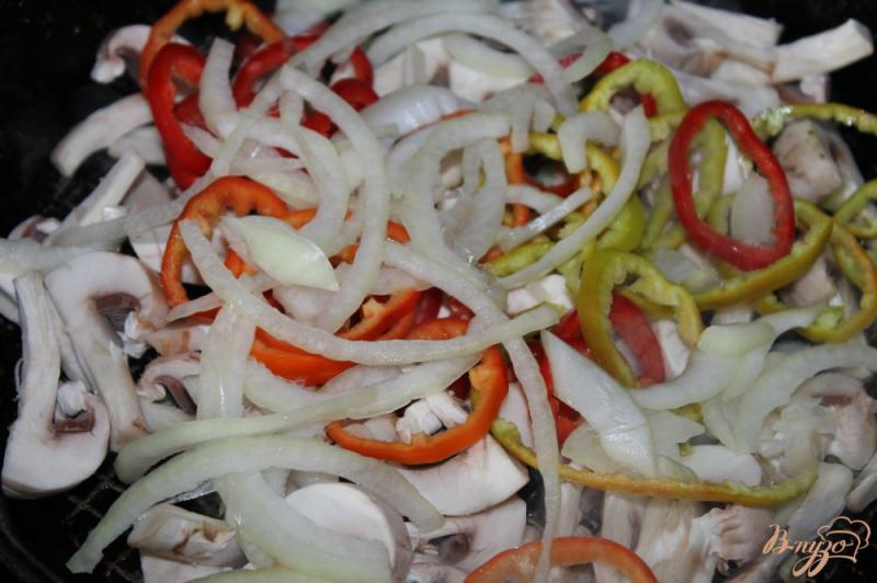 Фото приготовление рецепта: Отварной картофель дольками с овощами и чесночным соусом шаг №5
