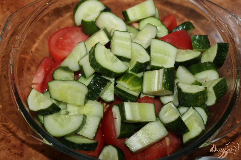 Фото приготовление рецепта: Овощной салат со сметаной и сыром шаг №3