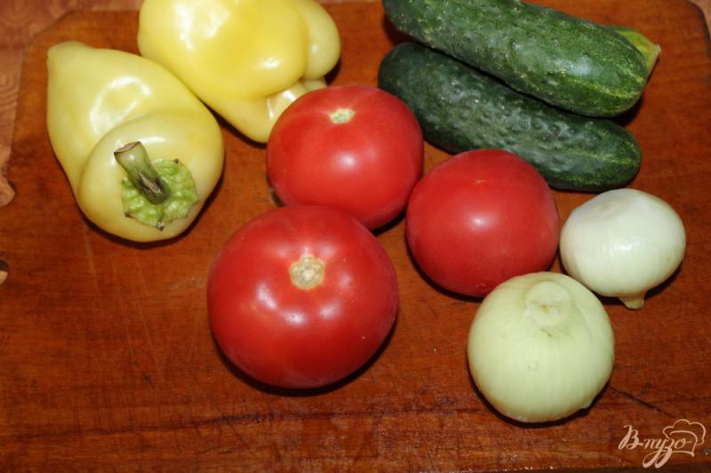 Фото приготовление рецепта: Овощной салат со сметаной и сыром шаг №1