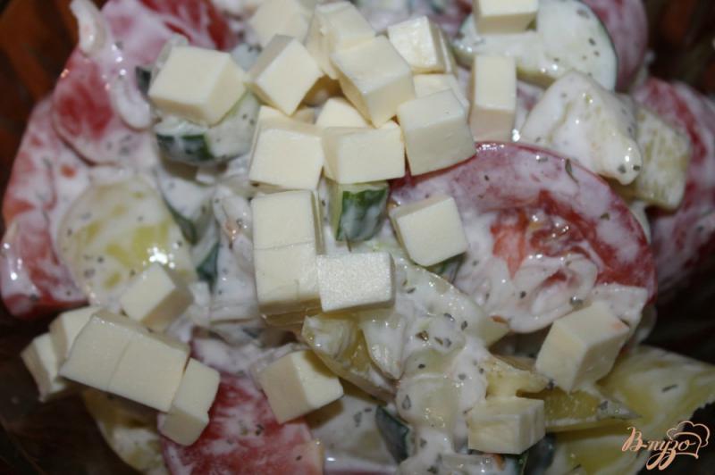 Фото приготовление рецепта: Овощной салат со сметаной и сыром шаг №6