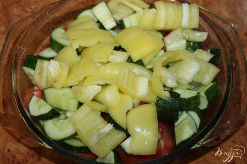 Фото приготовление рецепта: Овощной салат со сметаной и сыром шаг №4
