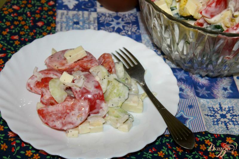 Фото приготовление рецепта: Овощной салат со сметаной и сыром шаг №7