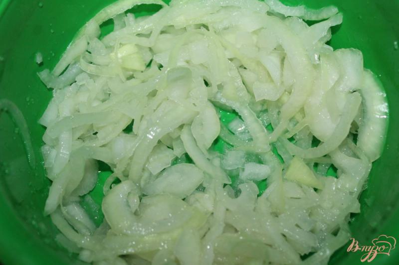 Фото приготовление рецепта: Овощной салат со сметаной и сыром шаг №5