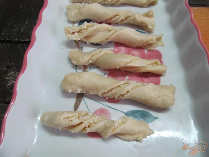 Фото приготовление рецепта: Сырные палочки с кунжутом шаг №5