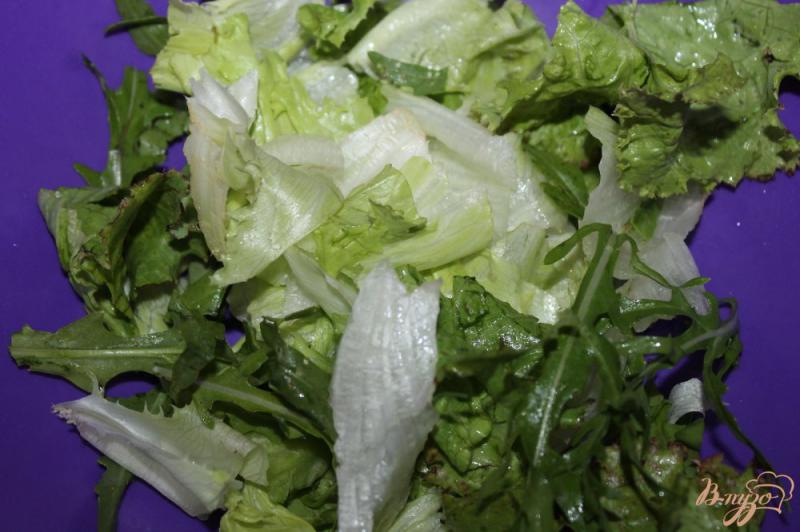 Фото приготовление рецепта: Свежий салат со свининой и сухариками шаг №1