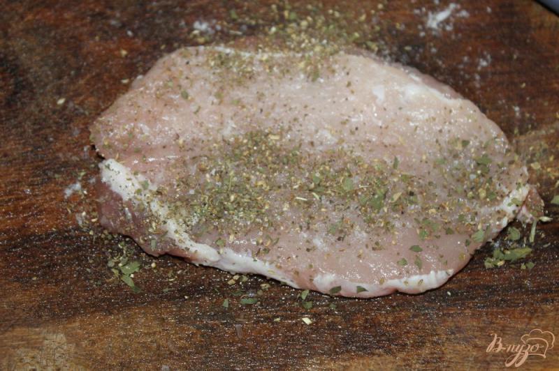 Фото приготовление рецепта: Свежий салат со свининой и сухариками шаг №2