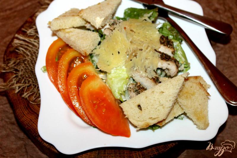Фото приготовление рецепта: Свежий салат со свининой и сухариками шаг №7