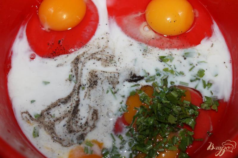 Фото приготовление рецепта: Омлет с домашней колбасой, перцем и помидором шаг №3