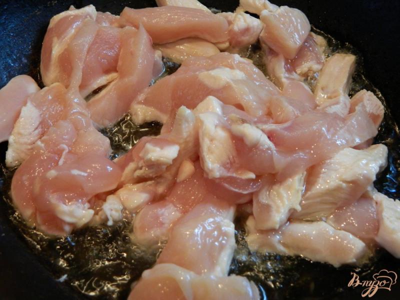 Фото приготовление рецепта: Отварной картофель с куриным мясом шаг №2