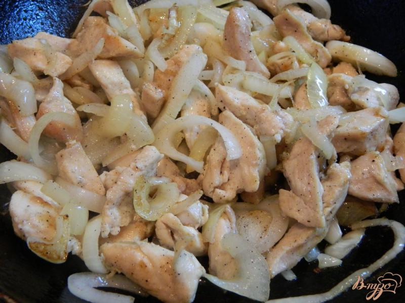 Фото приготовление рецепта: Отварной картофель с куриным мясом шаг №3