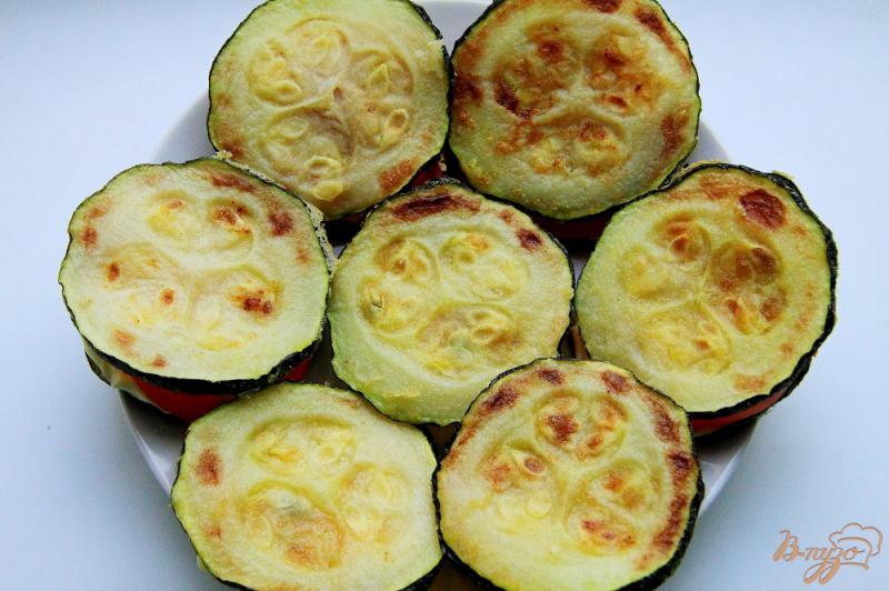 Фото приготовление рецепта: Жареные кабачки с помидорами и чесночным соусом шаг №8
