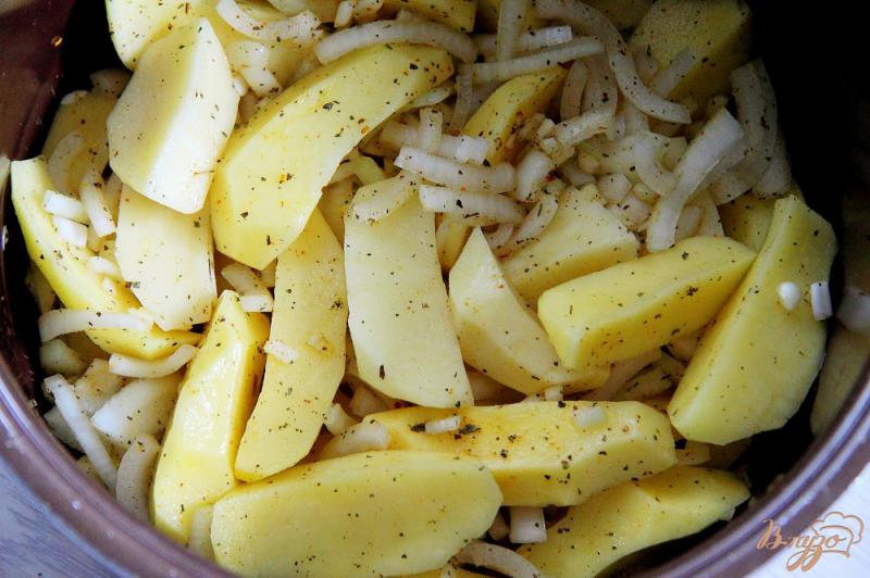 Фото приготовление рецепта: Картофель в сметане в мультиварке шаг №4