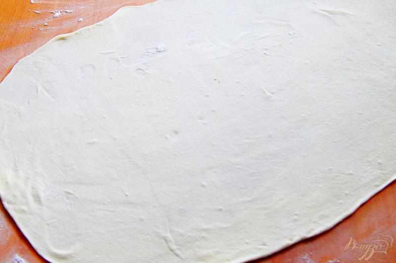 Фото приготовление рецепта: Слоеные лепешки из пельменного теста с сыром шаг №2