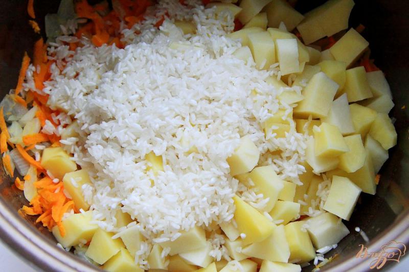 Фото приготовление рецепта: Суп с рыбной консервой и рисом в мультиварке шаг №3
