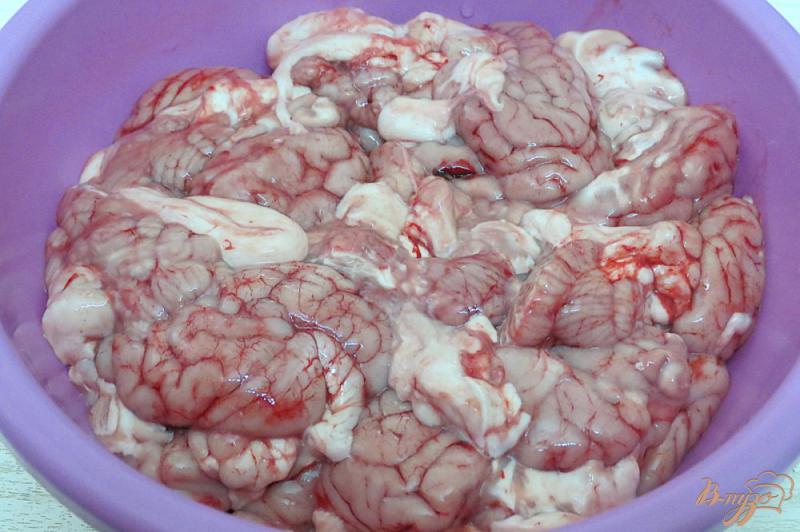 Фото приготовление рецепта: Мозги запечкнные с помидором и сыром шаг №1