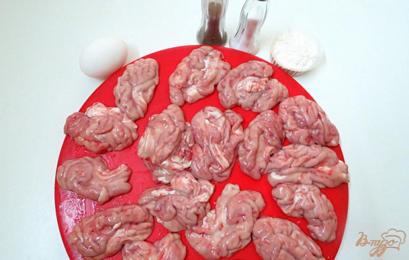 Фото приготовление рецепта: Мозги запечкнные с помидором и сыром шаг №2