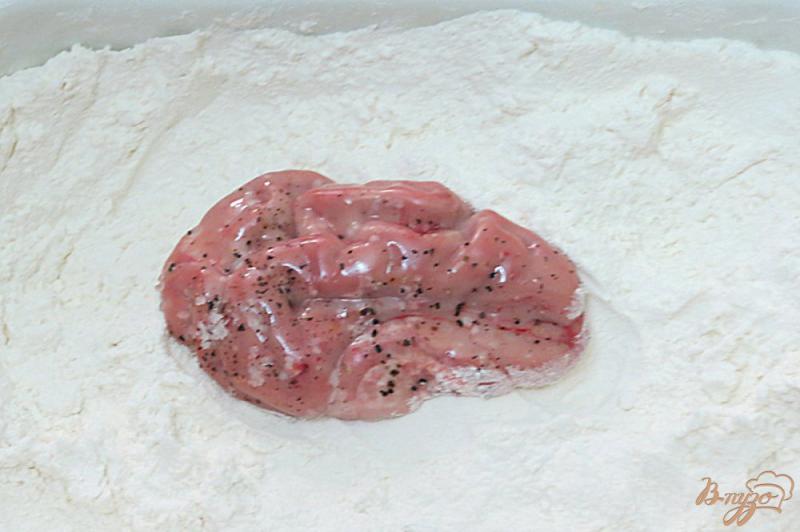 Фото приготовление рецепта: Мозги запечкнные с помидором и сыром шаг №4