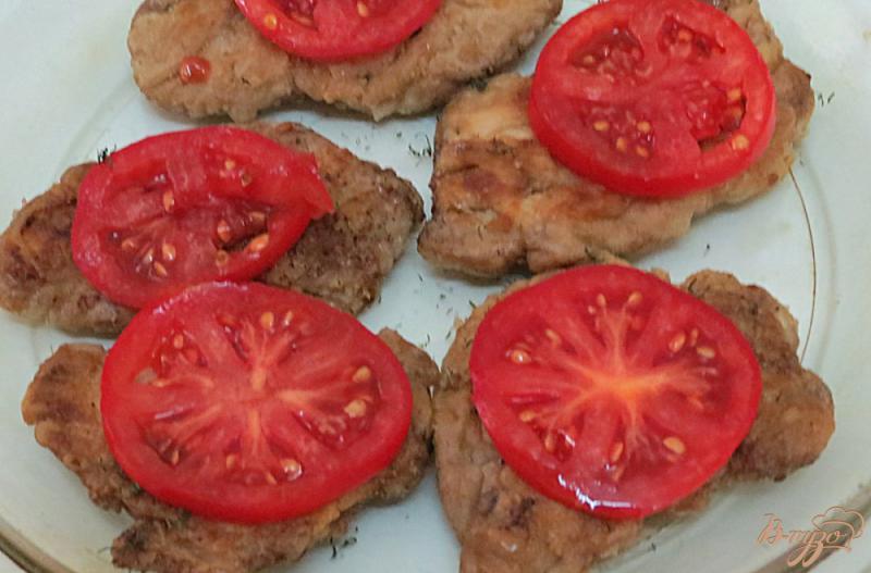Фото приготовление рецепта: Мозги запечкнные с помидором и сыром шаг №7