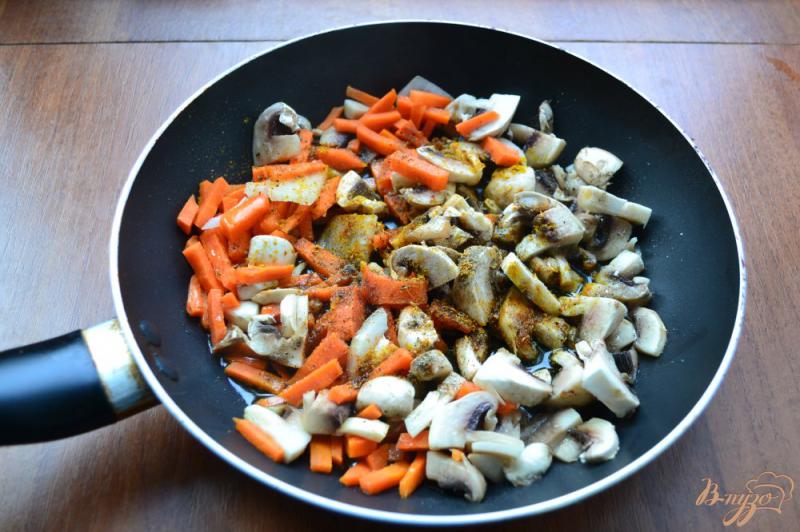 Фото приготовление рецепта: Картофель тушеный с грибами шаг №2