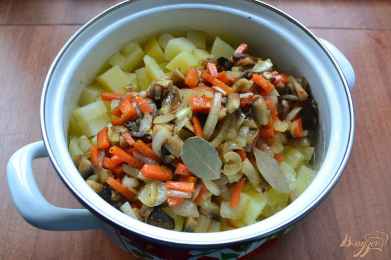 Фото приготовление рецепта: Картофель тушеный с грибами шаг №4