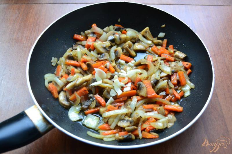 Фото приготовление рецепта: Картофель тушеный с грибами шаг №3