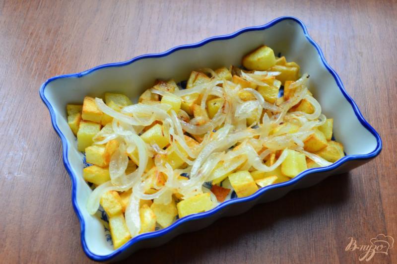 Фото приготовление рецепта: Картофель запеченный с помидорами и яйцом шаг №3