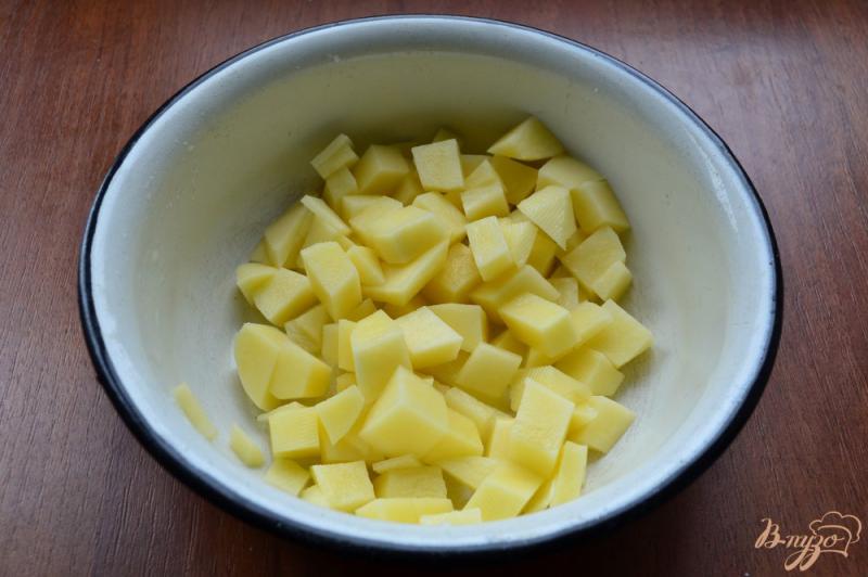 Фото приготовление рецепта: Картофель запеченный с помидорами и яйцом шаг №1