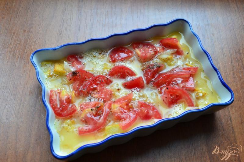 Фото приготовление рецепта: Картофель запеченный с помидорами и яйцом шаг №6