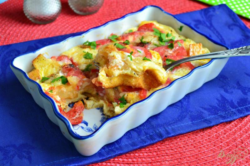 Фото приготовление рецепта: Картофель запеченный с помидорами и яйцом шаг №8