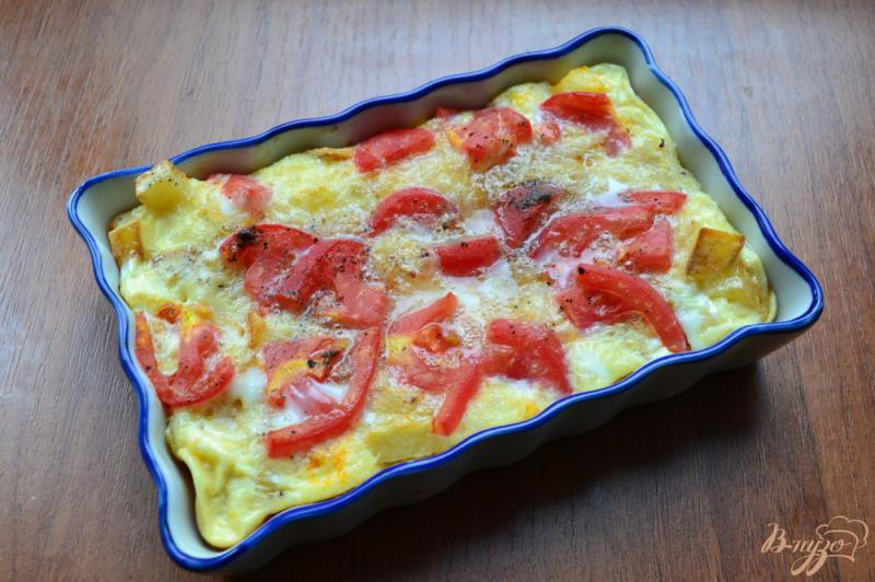 Фото приготовление рецепта: Картофель запеченный с помидорами и яйцом шаг №7