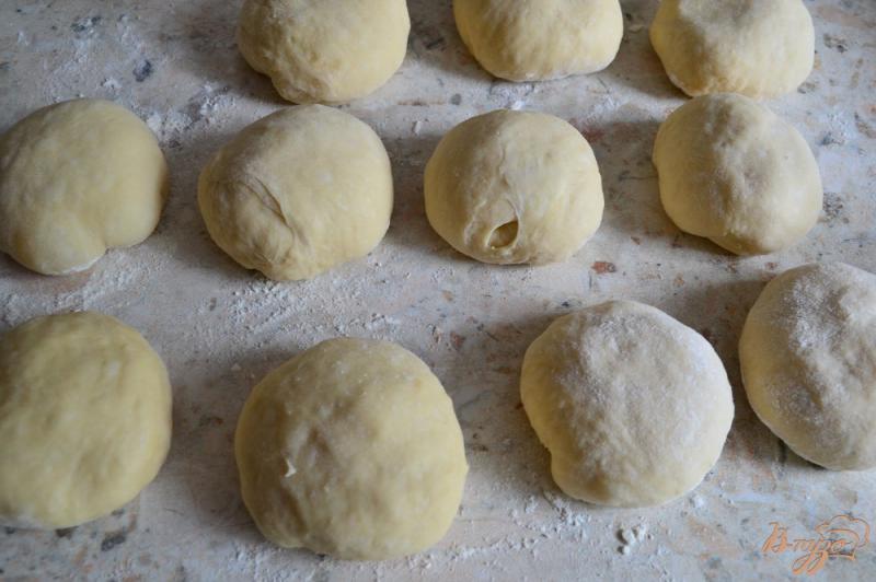 Фото приготовление рецепта: Баварские булочки со сливами шаг №4