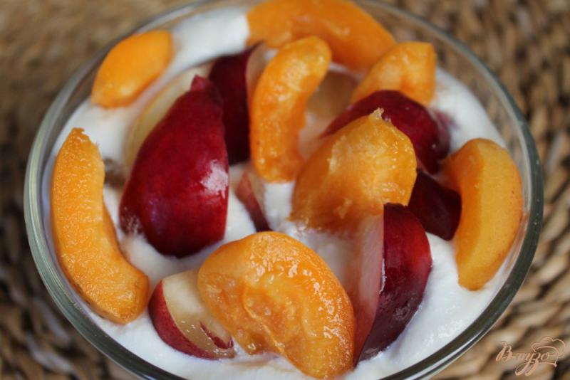Фото приготовление рецепта: Творожный десерт с нектарином и абрикосом шаг №5