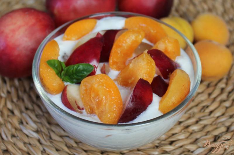 Фото приготовление рецепта: Творожный десерт с нектарином и абрикосом шаг №6