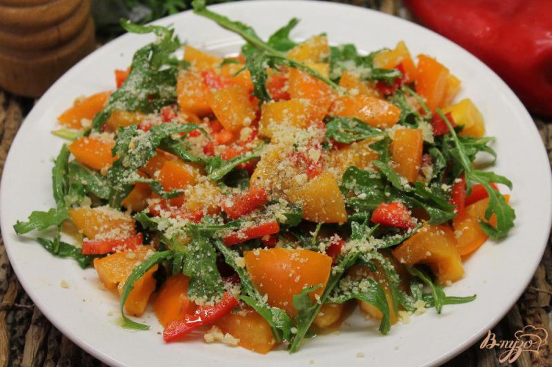 Фото приготовление рецепта: Салат из желтых помидор с рукколой и перцем шаг №5
