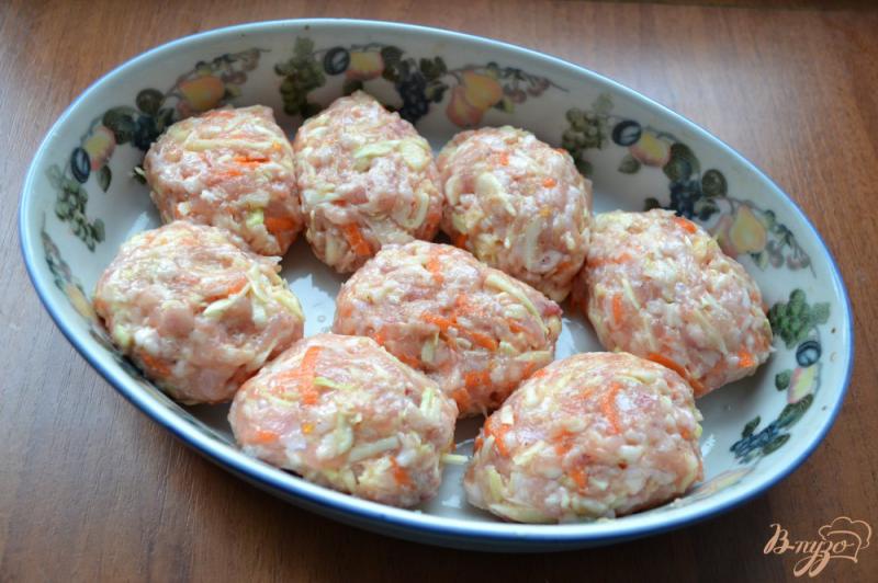Фото приготовление рецепта: Куриные котлеты с капустой в томатно-сметанном соусе шаг №3