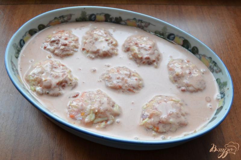 Фото приготовление рецепта: Куриные котлеты с капустой в томатно-сметанном соусе шаг №5