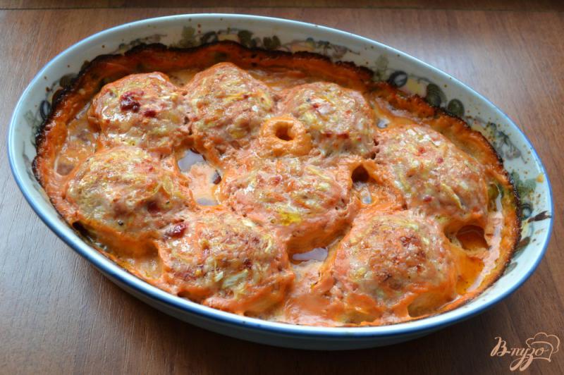 Фото приготовление рецепта: Куриные котлеты с капустой в томатно-сметанном соусе шаг №6