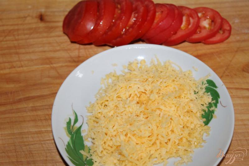 Фото приготовление рецепта: Свиная печень с помидорами, сыром и луком шаг №6