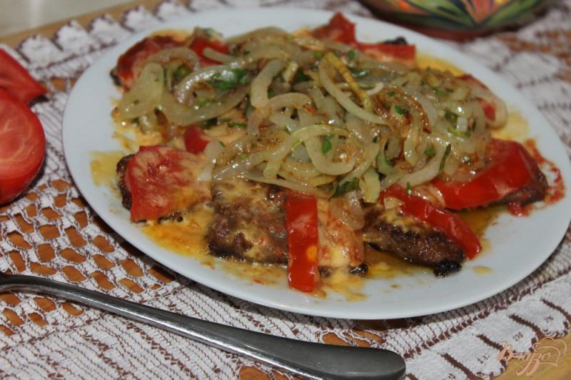 Фото приготовление рецепта: Свиная печень с помидорами, сыром и луком шаг №11