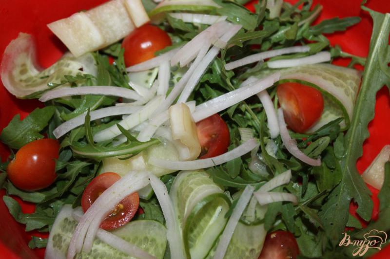 Фото приготовление рецепта: Салат из рукколы и брынзы шаг №4