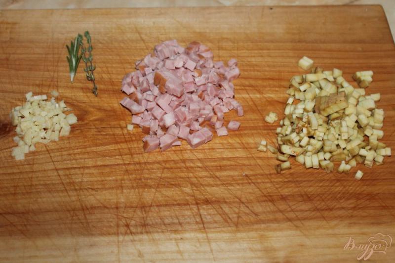 Фото приготовление рецепта: Тальятелле с баклажаном и колбасой шаг №1