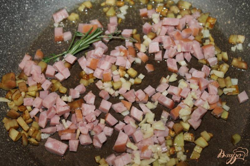 Фото приготовление рецепта: Тальятелле с баклажаном и колбасой шаг №4