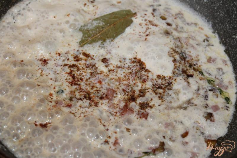 Фото приготовление рецепта: Тальятелле с баклажаном и колбасой шаг №6