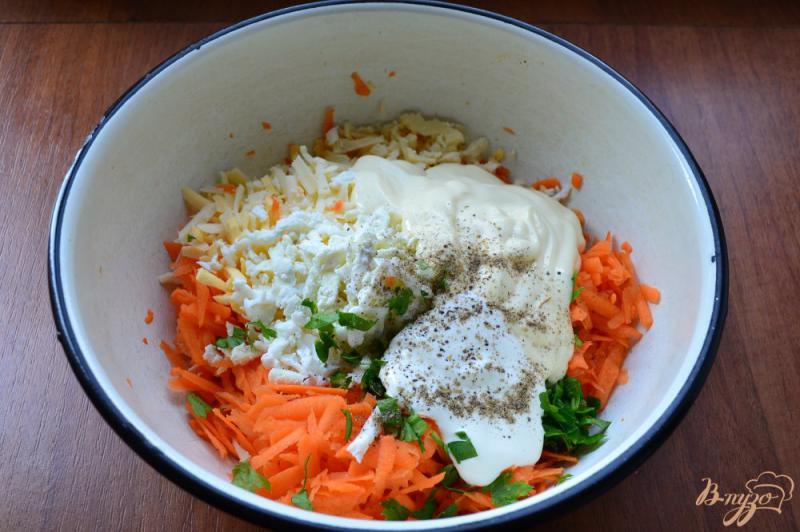 Фото приготовление рецепта: Морковный салат с яйцом и сыром шаг №3