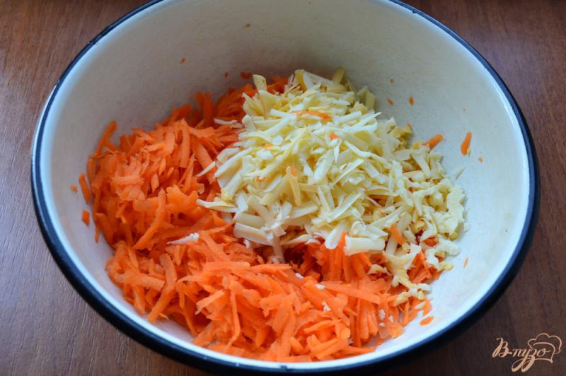 Фото приготовление рецепта: Морковный салат с яйцом и сыром шаг №1