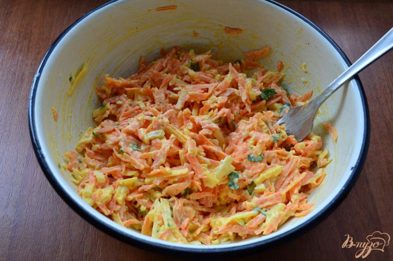 Фото приготовление рецепта: Морковный салат с яйцом и сыром шаг №4
