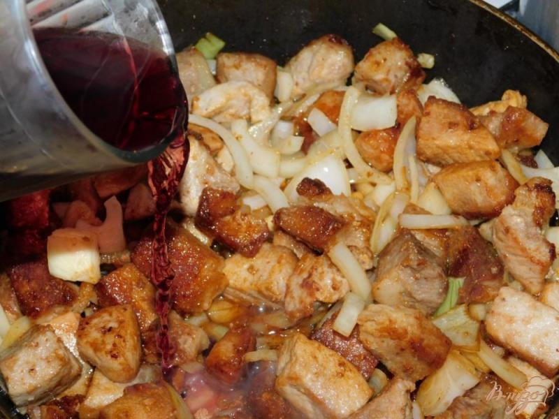 Фото приготовление рецепта: Мясо с красным вином и соевым соусом шаг №3