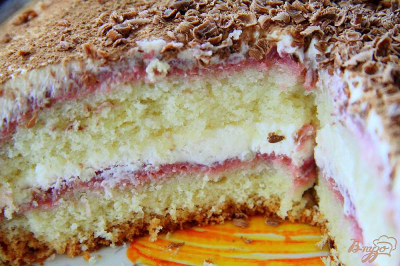 Фото приготовление рецепта: Бисквитный торт с малиновым курдом и сметанным кремом шаг №12